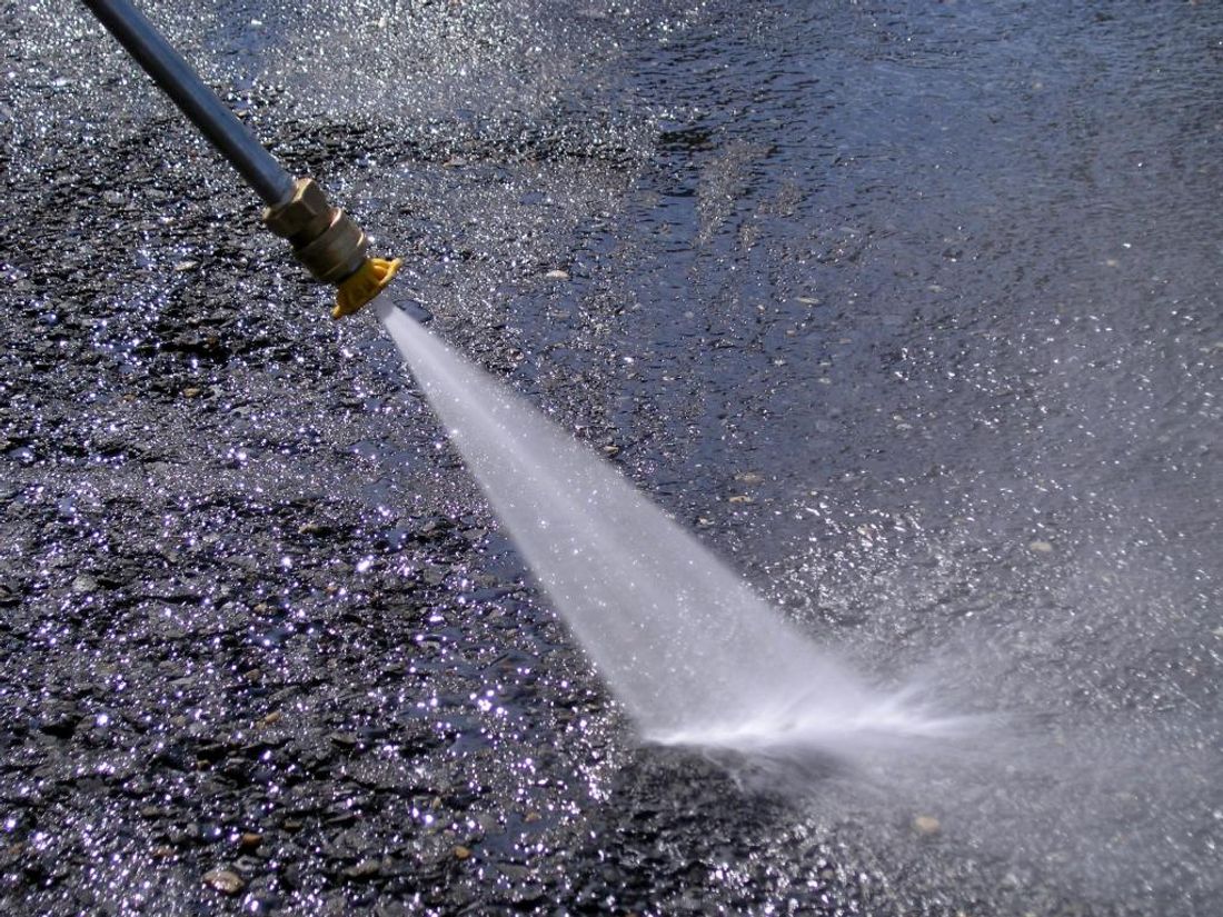 What can be cleaned with a high pressure water cleaner?