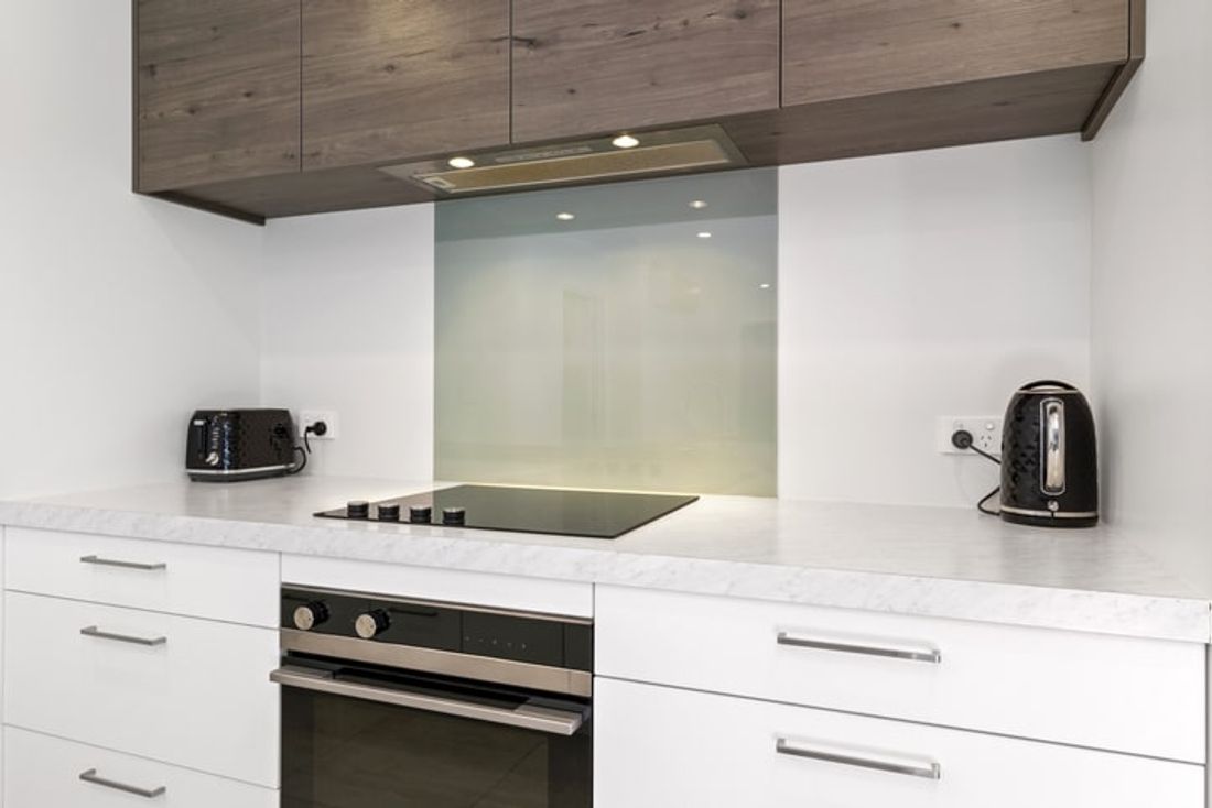 How much does a glass splashback cost? [2025]