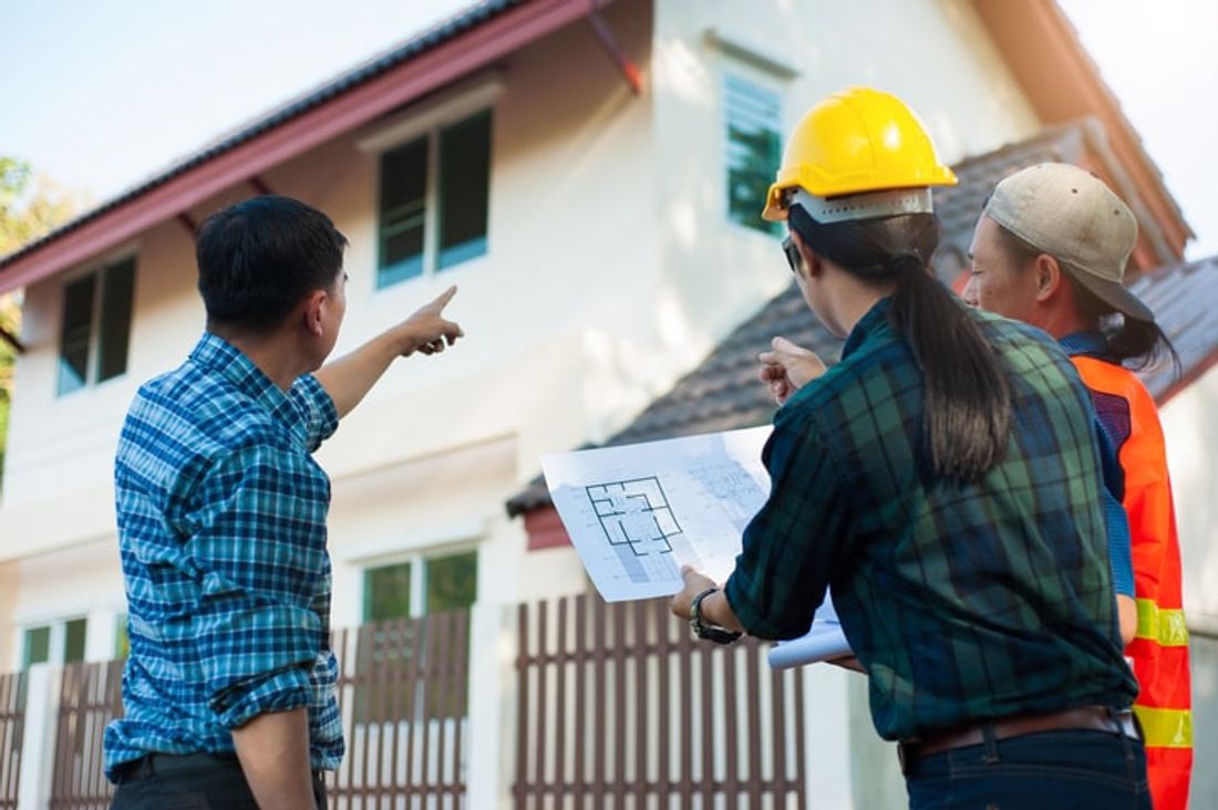 Homeowner and contractor discussing roofing costs