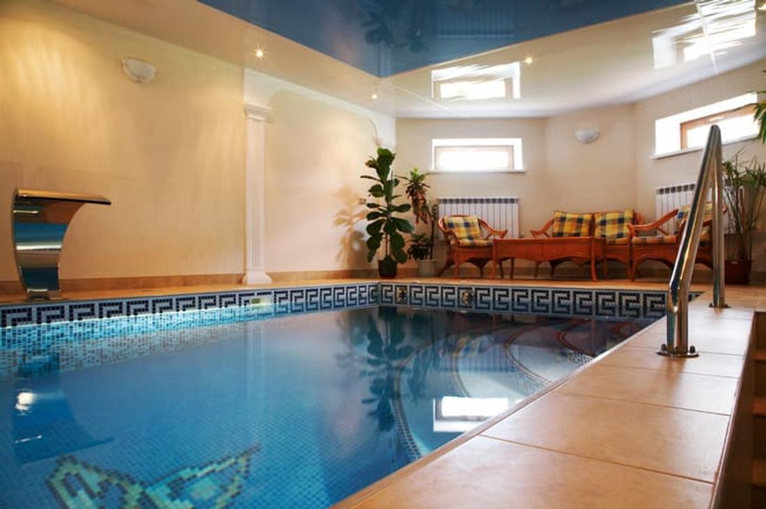 Swimming pool inside the home: design ideas