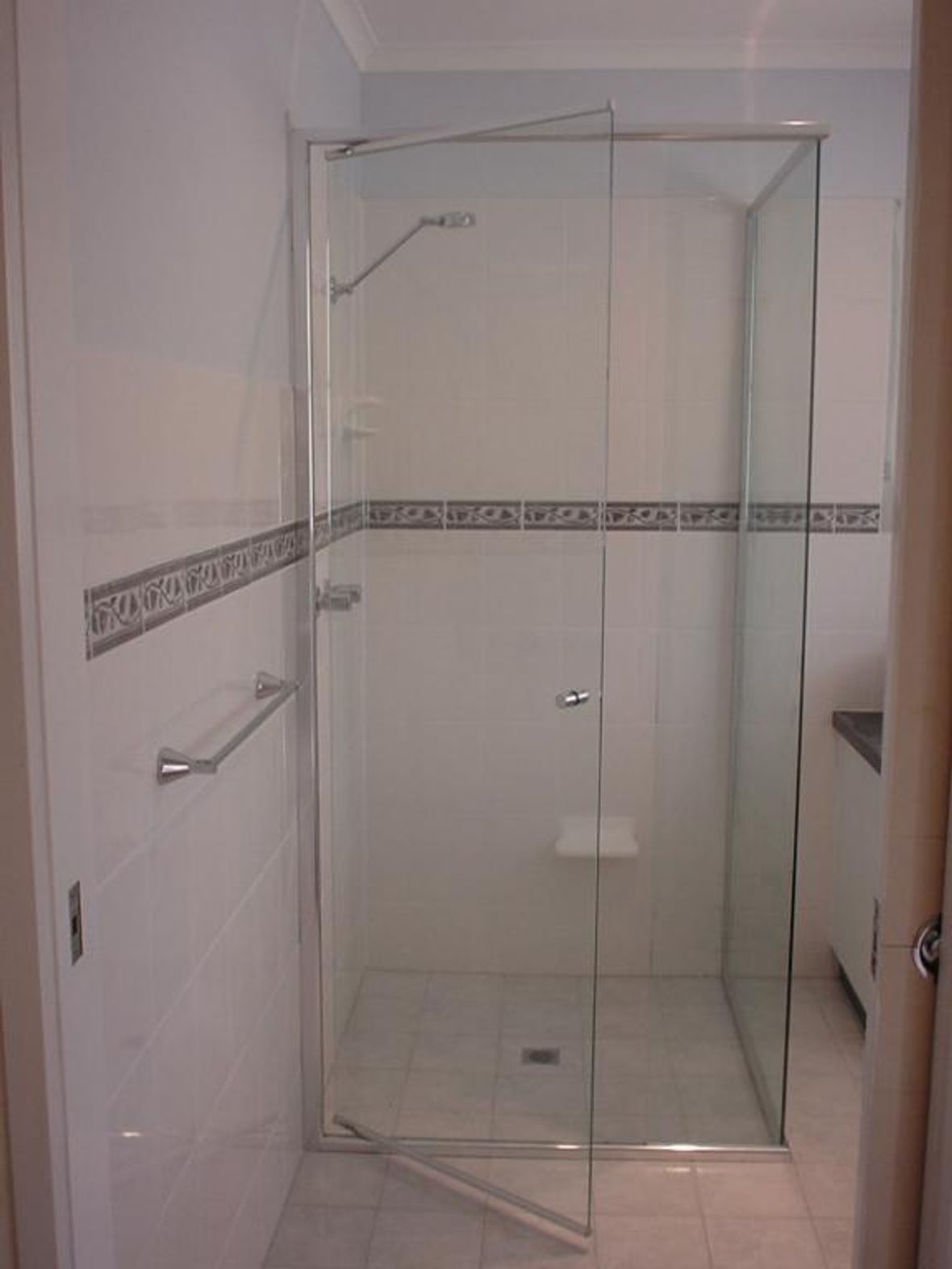 cost to install shower screen