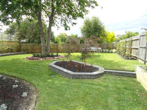 How to Install Garden Edging - hipages.com.au